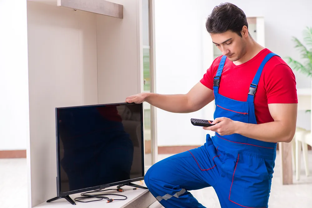 Installation man installing Saorview in Dublin