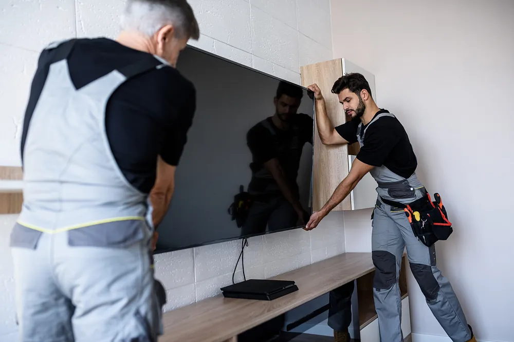 Installation man installing Saorview in Dublin